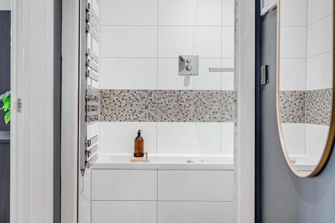 Charming 1 Bedroom Apt , Town Centre, Wifi, Free Parking By Tent Serviced Apartments Staines-upon-Thames Ngoại thất bức ảnh